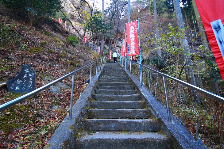 観音堂までの石段は思ったよりも長いです