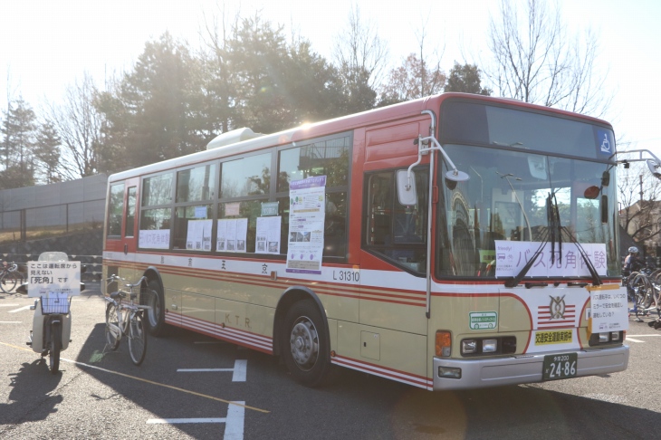京王バスの協力で、バスの死角を体験できる展示が