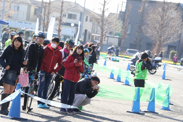 大勢の観客が詰めかけた