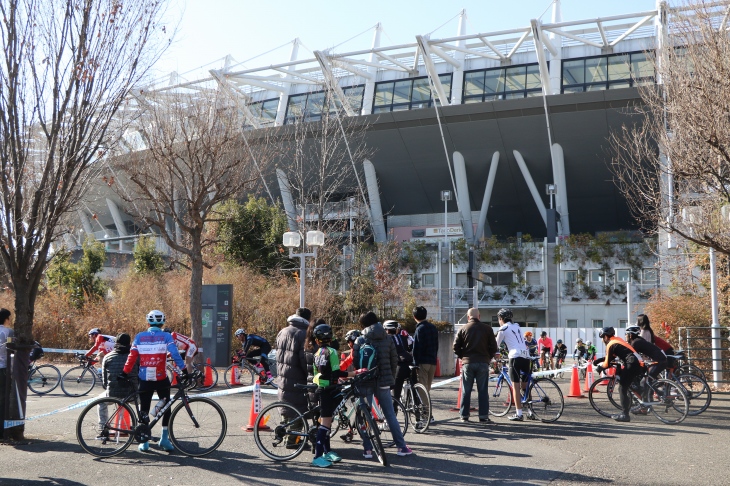 クランクの出口も人気の応援スポットだ