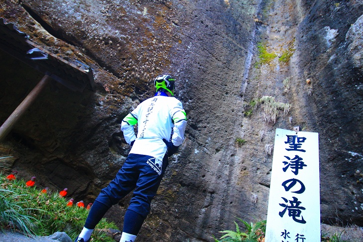 昔は僧侶の修行などにも使っていた聖浄の滝ですが、今はちょろちょろとしか水が流れません