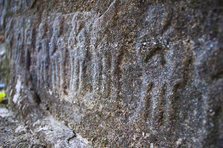 確かに無数の人像が古代文字のように浮かび上がります