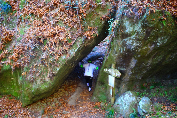 ここから岩舟観音が立つ岩尾根まで登ることが出来ます