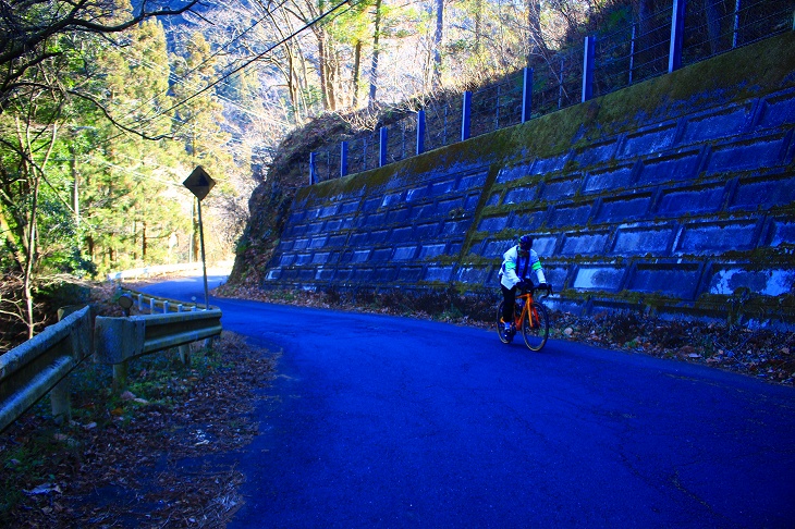 城峯山へ続く峠道を黙々と登っていきます