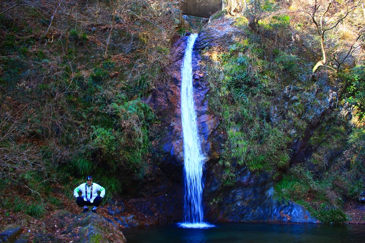 秩父華厳の滝は思ったよりこじんまりとした滝なため、滝壺の真横まで行くことが出来ます