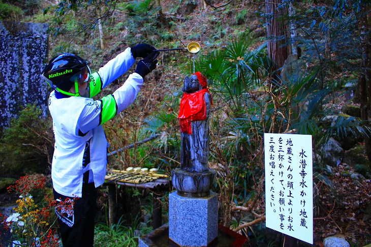 健康に良いと云われる長命水を水かけ地蔵にかけて、お願い事を3度唱えます