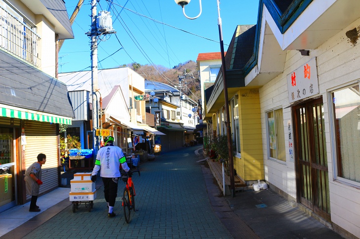 シーズン外であるため、長瀞の商店街は閑散としています