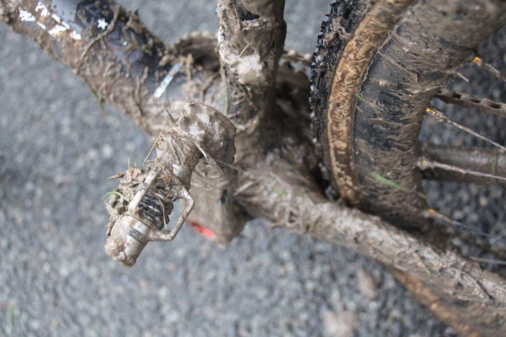 泥がこびりついたバイク。コースの過酷さを物語っている