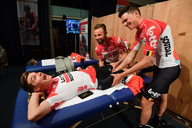 マッサージごっこで遊ぶモレノ・ホフランド(オランダ、ロット・ソウダル)たち