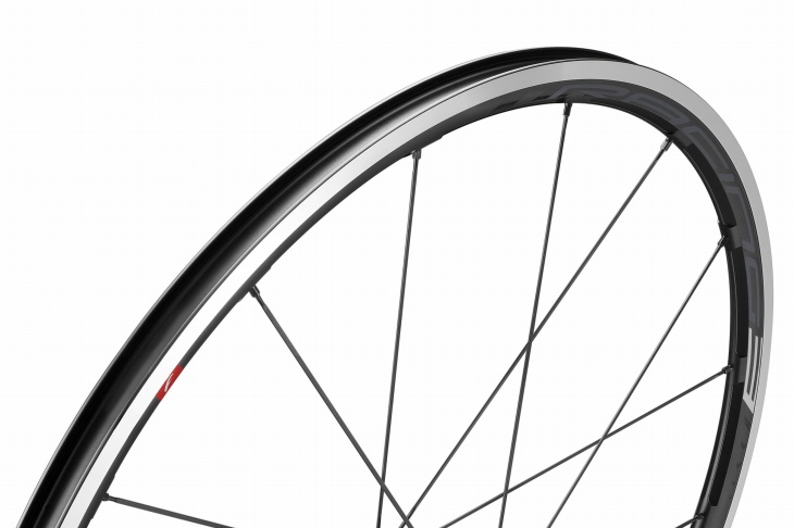 リムのニップル部分以外を削ることにより軽量性と強度の確保を両立している