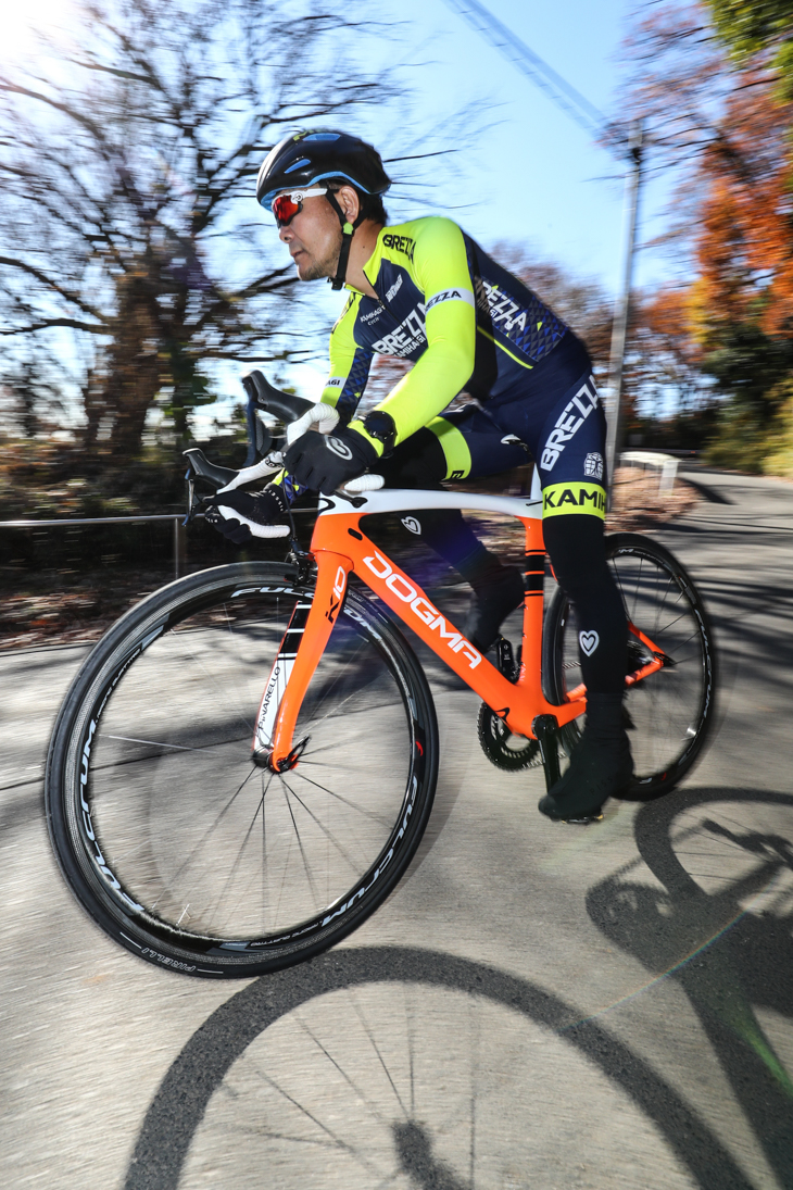 「路面が荒れているダウンヒル区間でも安定している」上萩泰司（カミハギサイクル）