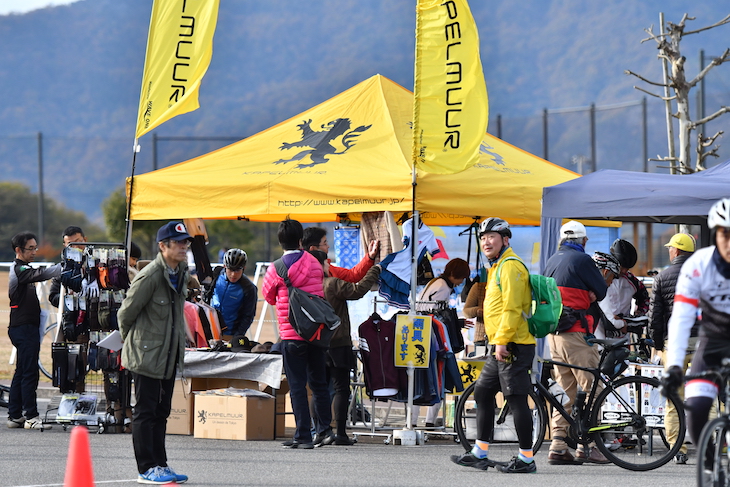 地元企業はじめ、出展ブースも並んだ賑やかな会場