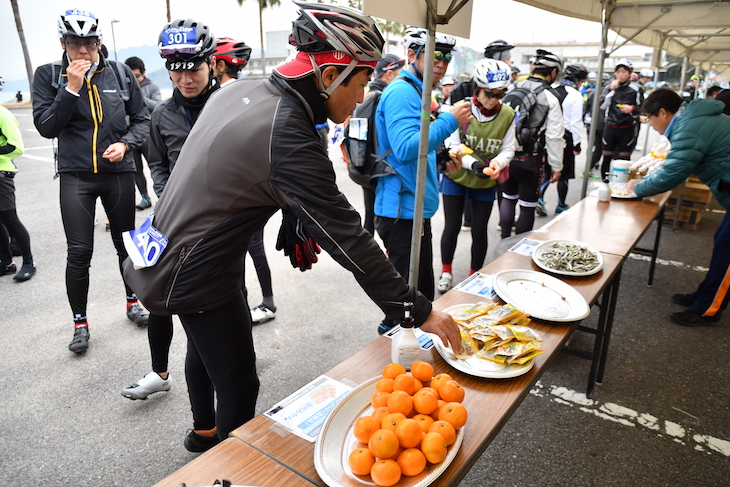 みかんや煮干しなど地元ならではの食材が振る舞われた