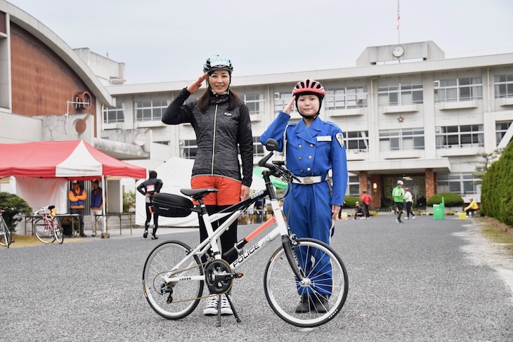 広島県警察のサイクルポリスと敬礼