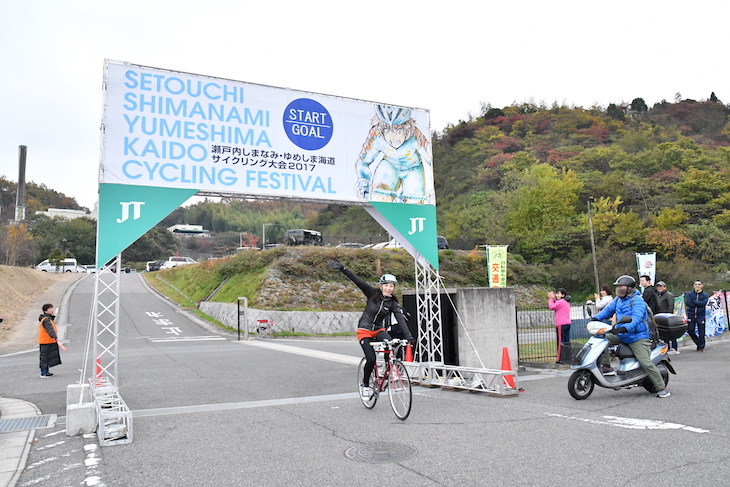 向島運動公園にゴールする日向涼子さん