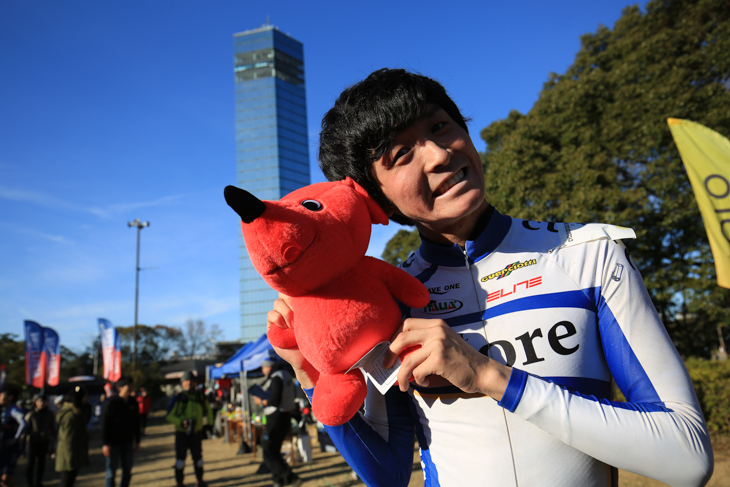 C1優勝の副賞に大きなチーバくんぬいぐるみをもらって喜ぶ重田兼吾(TeamCUORE)