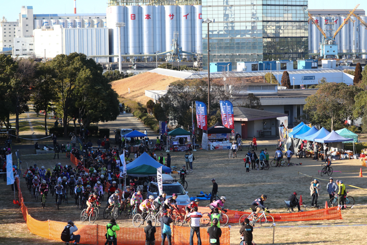 遠くに工業地帯を臨む千葉ポートタワー公園のコース