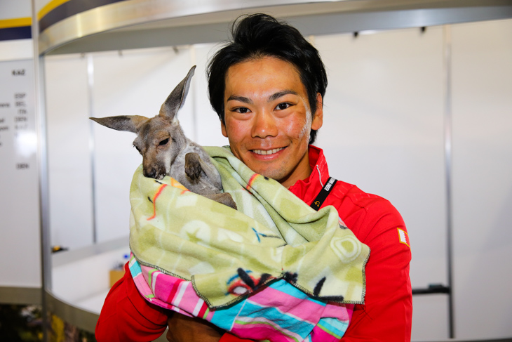 カンガルーを抱く新城幸也(バーレーン・メリダ)