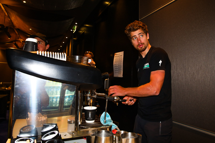 レース前に自分でコーヒーをいれるペテル・サガン(スロバキア、ボーラ・ハンスグローエ)