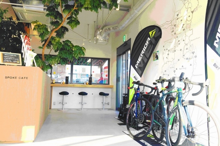施設内にはサイクリストの情報発信と交流を目的としたカフェも併設される