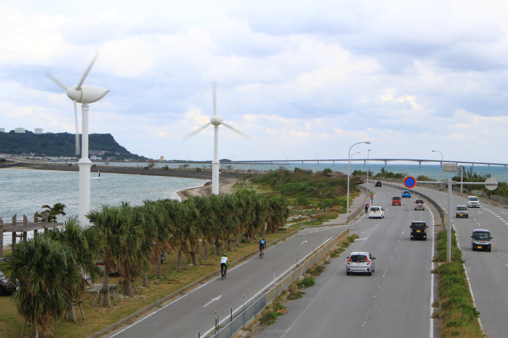 反対側は平安座島につながっている。風力発電の風車がすごい勢いで回っている……。