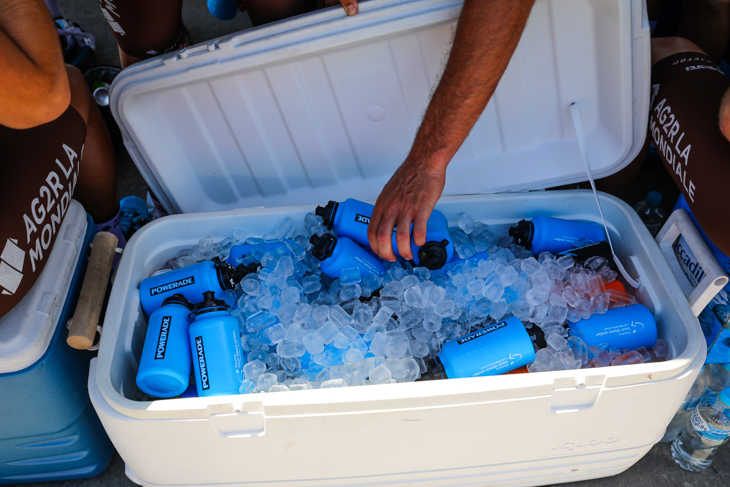 氷満載のクーラーボックスが必需品