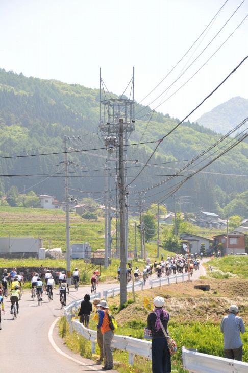 田舎情緒溢れる里山を行く