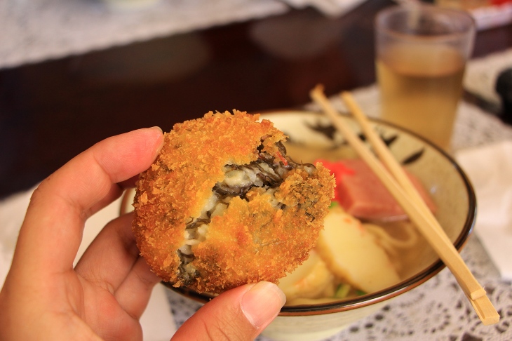 もずくが入ったもずくコロッケ　独特の食感が魅力