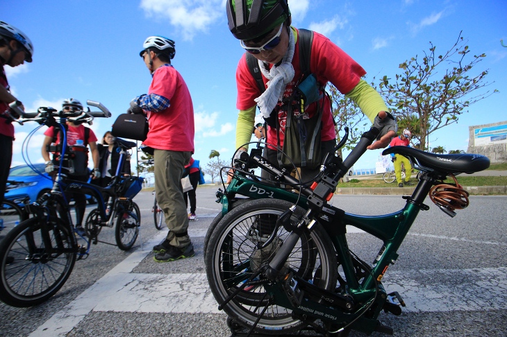 すぐに自転車を折りたためるのがフォールディングバイクの良いところ