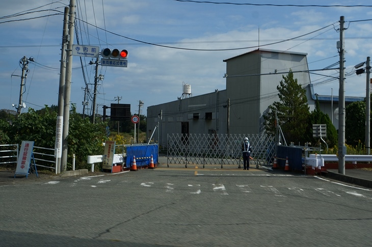 国道に面した大きな交差点には警備員が詰めていて、車両の出入りはすべてチェックするという厳重な警備体制が今も続いています