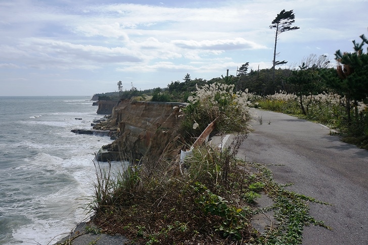 廃道となった海岸沿いの県道は断崖ごとごっそりと崩落していました
