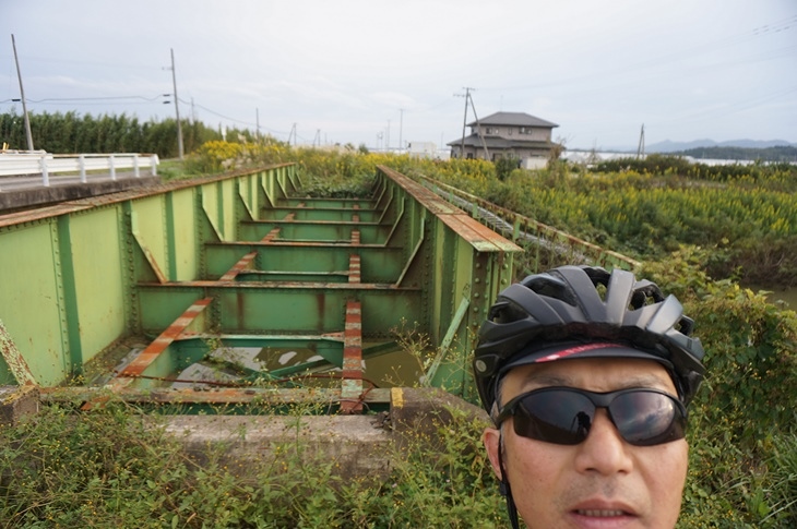 ようやく見つけた線路跡に沿って走ってゆくと、まもなく橋梁の遺構が現れました