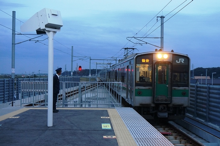日も暮れかけてきた駅ホームに仙台行きの普通列車がやってきました