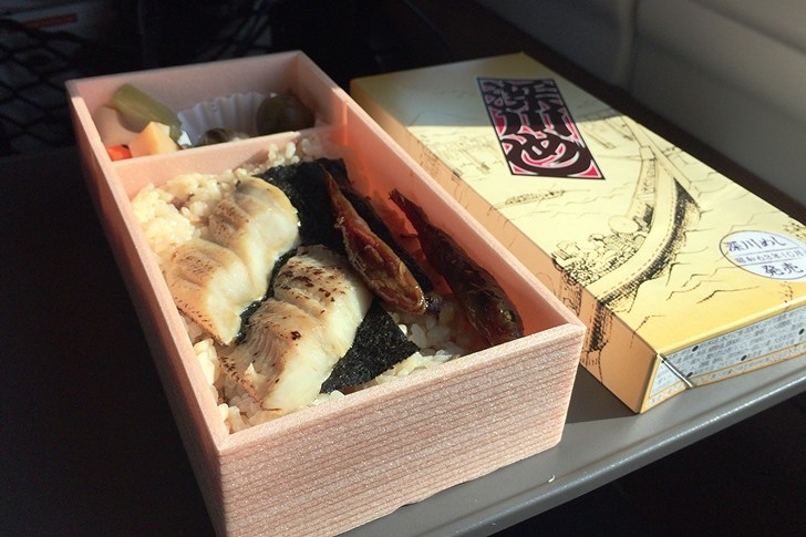 今回の駅弁は「復刻版・深川めし」をチョイス!
