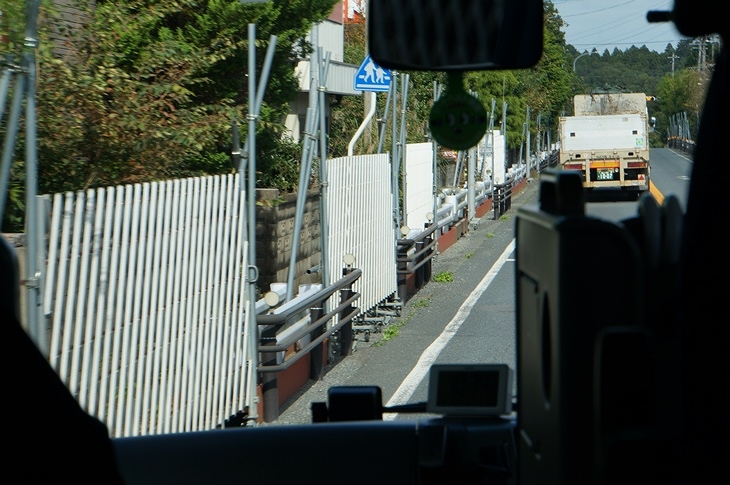 帰還困難区域内の国道6号線は自動車のみ通行を許されていますが、脇道はすべてゲートで遮断されてます