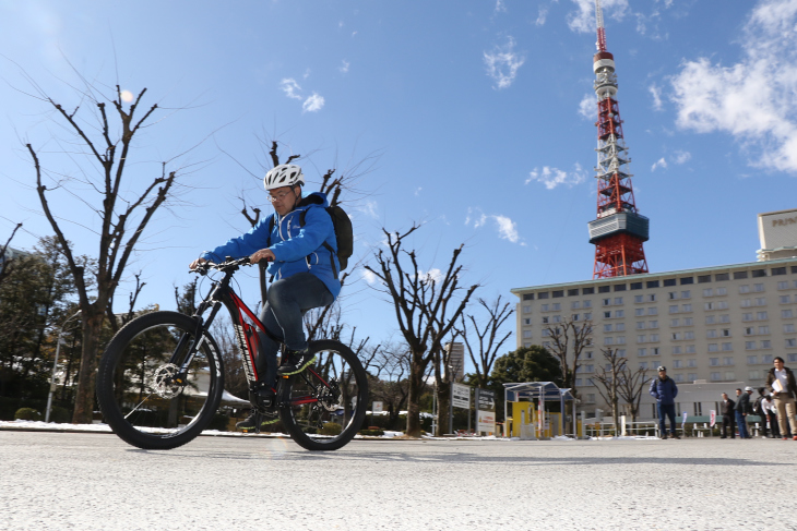 東京タワーの足元で新型E-バイクの性能を確かめた