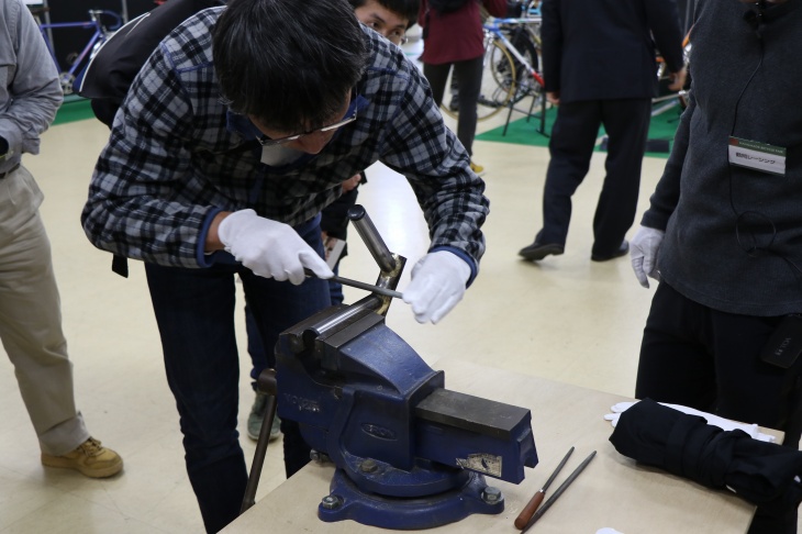 イベントスペースでは実際にヤスリがけを体験できる