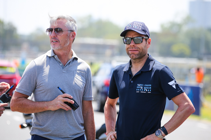 レースディレクターを務めるスコット・サンダーランドと大会アンバサダーのカデル・エヴァンス