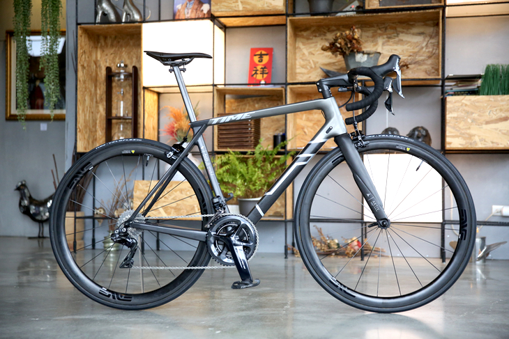 タイムが放つブランド史上最軽量のヒルクライムマシン、ALPE D’HUEZ(アルプデュエズ)。写真のカラーは限定50本のLTD