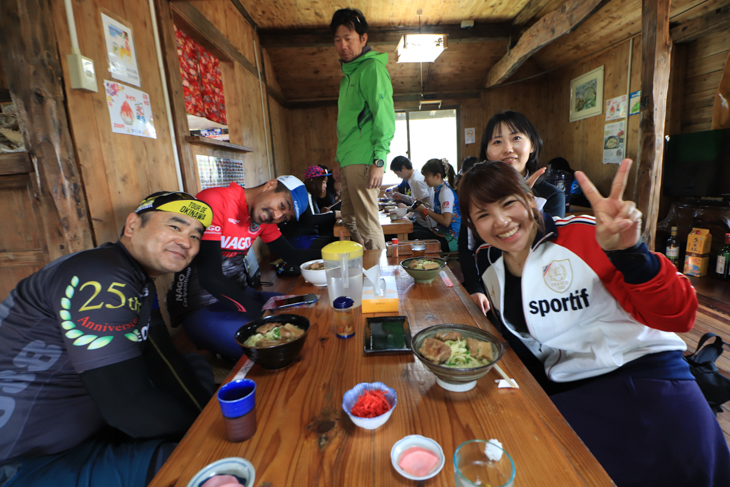 民家のなかで沖縄そばをいただきます