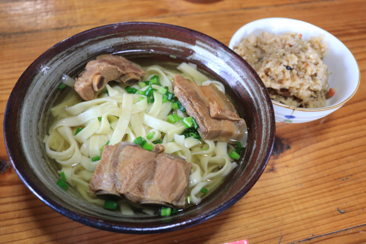 沖縄そばとジューシー（炊き込みご飯）。地元の素朴な味を楽しむ機会も