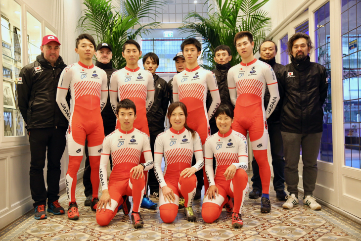 日本ナショナルチームの選手7名と、その走りを支えるスタッフ陣