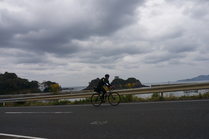 JR気仙沼線と別れた後の国道398号は、海岸沿いにアップダウンが連続する快走ルートで、走り甲斐があります。