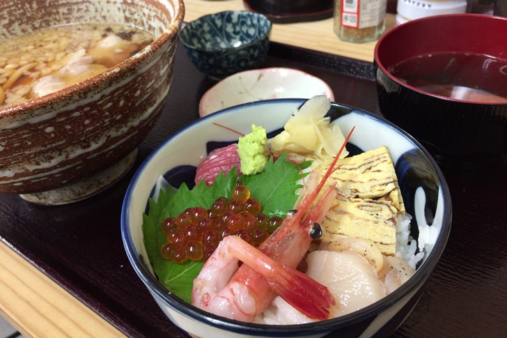 濡れて体が冷え切っていたので、温かいものが食べたくうどんと海鮮丼のセットをチョイス！