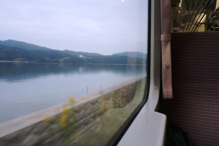 女川駅を発車した列車は海とつながった海跡湖の