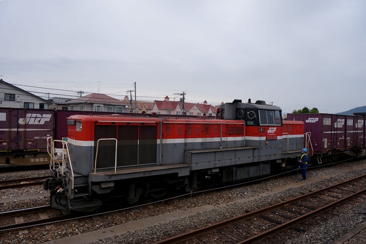 石巻駅は貨物ターミナルでもあり、コンテナ貨車の入れ替えでディーゼル機関車のDE10形が忙しく動き回っていました