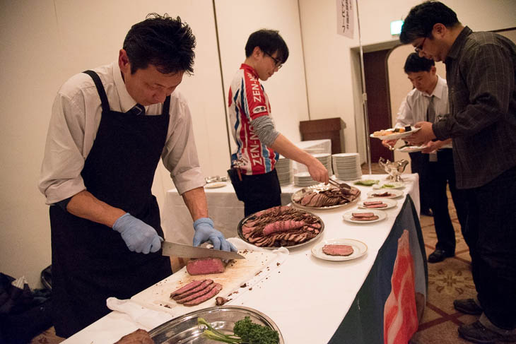 宮牛のローストビーフなど、地元産材料の料理などが振るまわれる