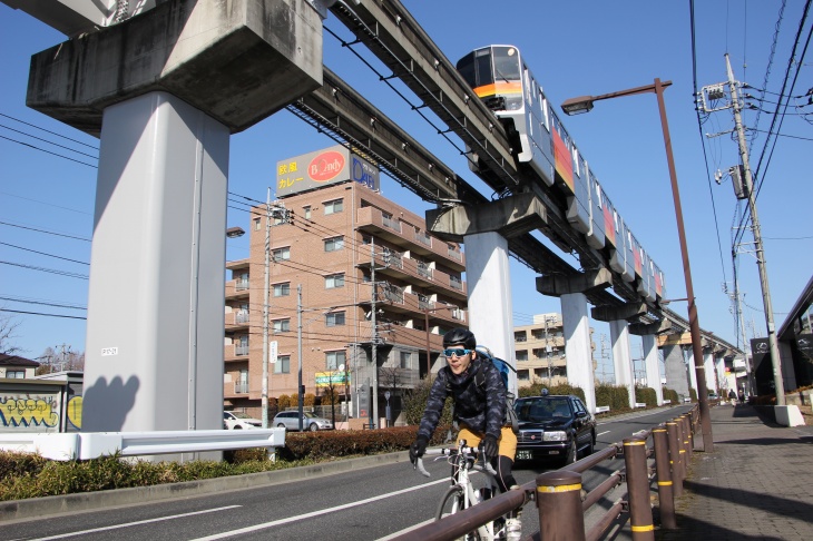 モノレールが常日頃から走っている近未来都市を出発する