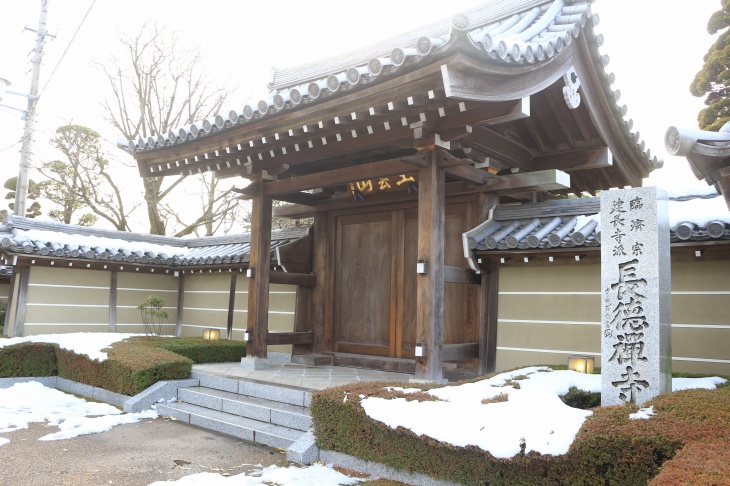 山門が閉まっている長徳寺