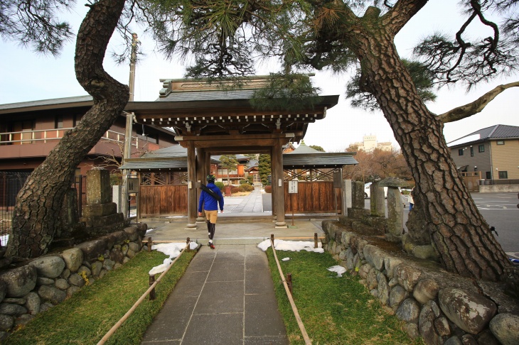 住宅地に突如として現れる本格的な寺院「清岩院」